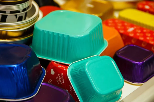 Moldes de bolo de cozimento de plástico multicolorido — Fotografia de Stock