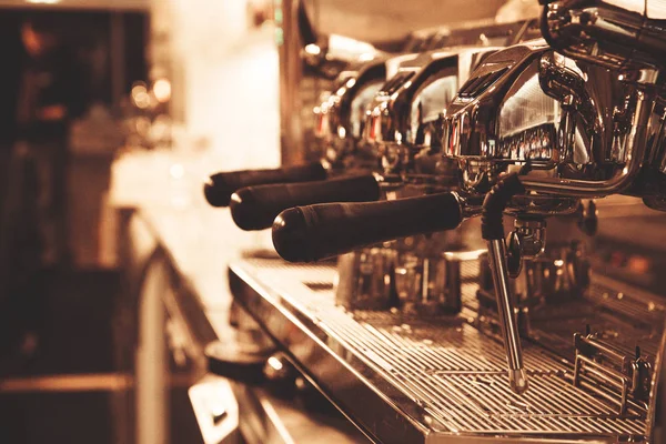 profesyonel kahve makinesi bir barda yakın çekim