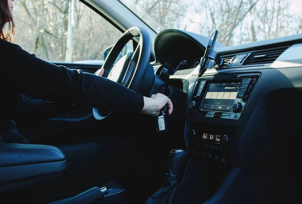 Kvinna på en solig dag får bilen att gå — Stockfoto