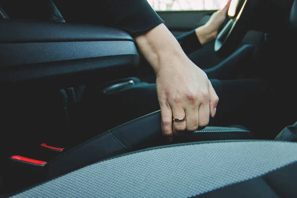 A female hand picks up the hand brake, Parking — Stock Photo, Image