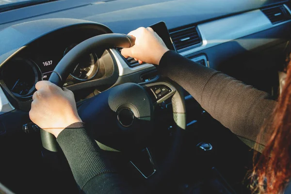 Una joven conduciendo un coche en un día soleado —  Fotos de Stock