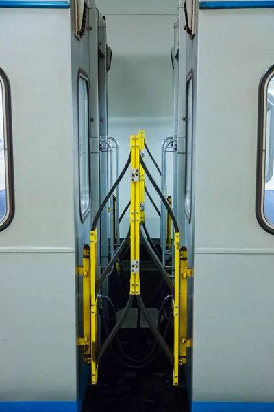 Die Haftung zwischen den U-Bahn-Waggons — Stockfoto