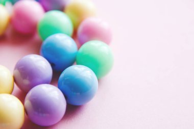 Yavaşça çok renkli boncuklar, pembe arka plan bahar