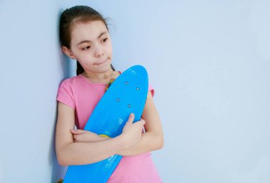 kız hakkında bir şey duvar düşünme, mavi paten ayakta tutan