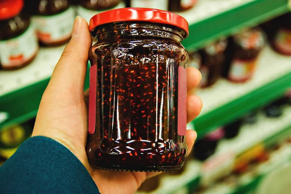 kavanoz hipermarket alıcı elinde Ahududu reçeli