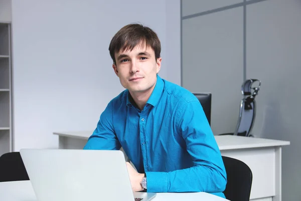 Porträt eines Mannes vor einem Laptop — Stockfoto