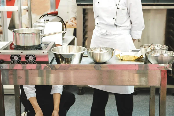 Los cocineros preparan un lugar de trabajo para hornear —  Fotos de Stock