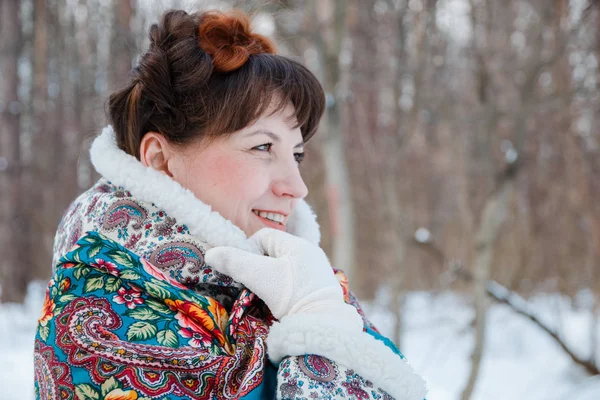 Tjej med vackra hår på hennes huvud i ryska folk stil i blå sjalar — Stockfoto