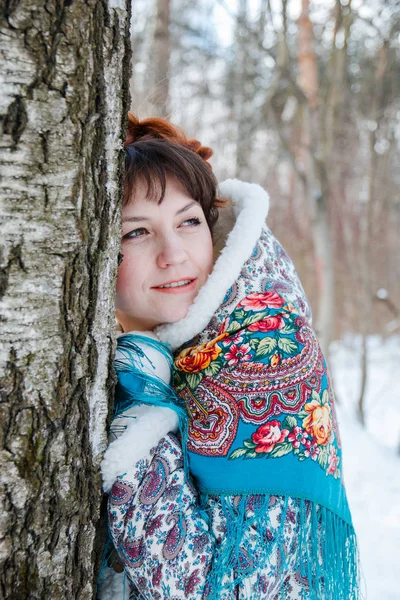 Zimní portreit dívka s nádhernými vlasy na hlavě v ruském stylu folk v modrých šálů — Stock fotografie