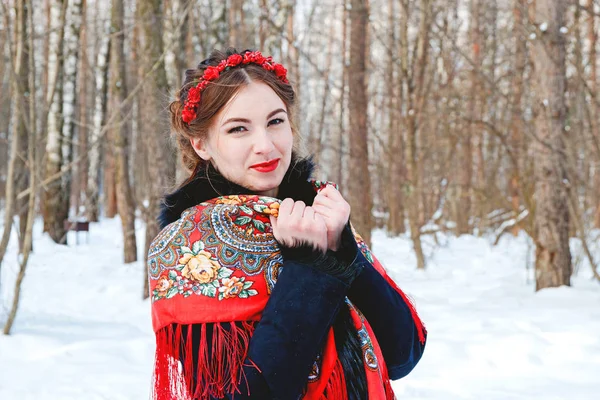 Winter portreit smiling girl with beautiful hair on her head in Russian folk style in red shawls — Stock Photo, Image