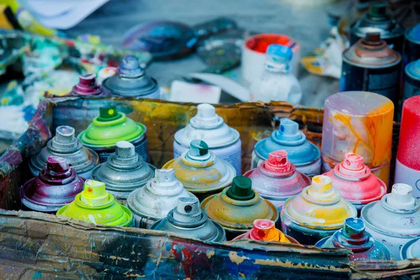 Tinta aerossol usada em latas em caixa — Fotografia de Stock