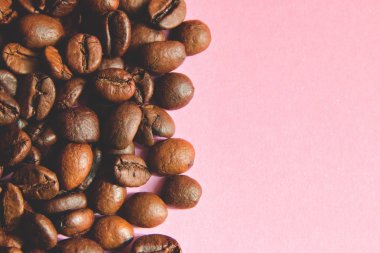 kahve çekirdekleri bir pembe arka plan boş alan için sağdaki yazıt