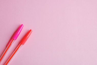 pembe arka plan eğitim kavramı üzerinde iki kalem