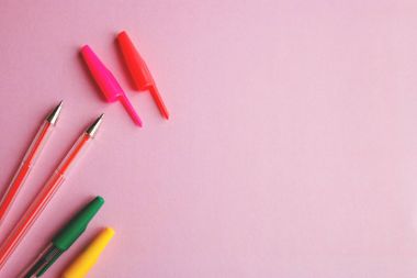 pembe arka plan eğitim kavramı üzerinde renkli kalemler