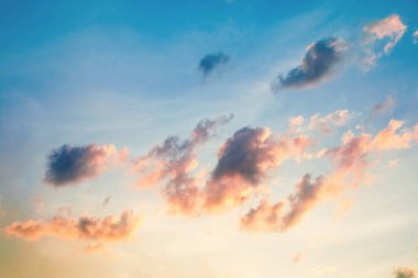 akşam pembe mavi günbatımı bulutlu gökyüzü