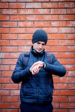 yakışıklı adam onun bakarak portresi. Zaman kavramı