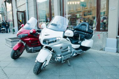 Oteller: Moskova, Rusya Federasyonu - 11 Mayıs 2018: iki motosiklet Park şehir merkezinde bir dükkan