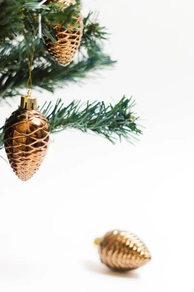 Coni di Natale con albero di Natale e decorazioni isolate su sfondo bianco. L'oggetto della celebrazione con spazio libero per il testo — Foto Stock