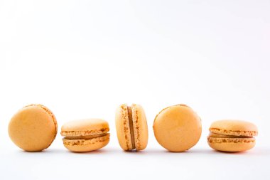 Beyaz arka planda makaronlar, renkli sarı badem kurabiyeleri, seçici odak