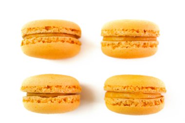 Beyaz arka planda makaronlar, renkli sarı badem kurabiyeleri, seçici odak