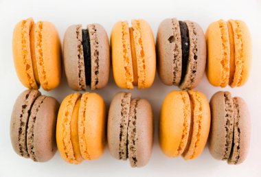 Beyaz arka planda makaronlar, renkli badem kurabiyeleri, seçici odak