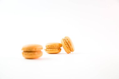 Beyaz arka planda izole makaronlar, renkli badem kurabiyeleri, seçici odak