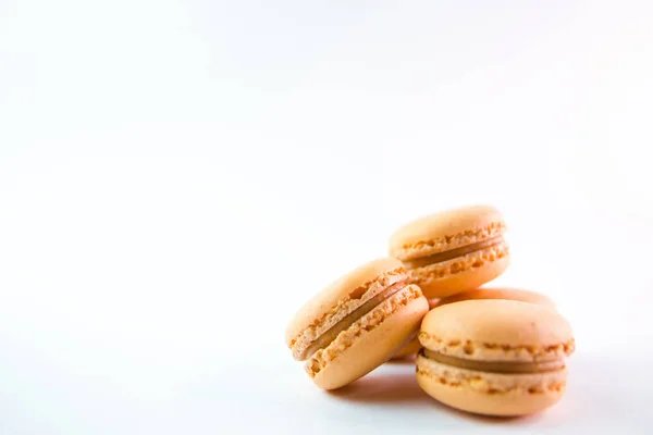 Macaroons no topo de fundo branco, macaroons amarelos coloridos, foco seletivo — Fotografia de Stock