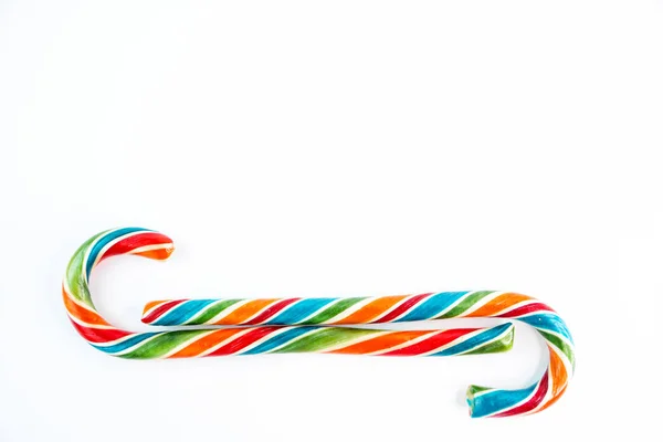 Два барвистих святкових Lollipop на білому фоні селективний фокус зверху. — стокове фото