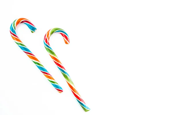 Два барвистих святкових Lollipop на білому фоні селективний фокус зверху. — стокове фото