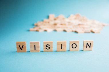 Bulmacada tahta küplerle bir araya getirilen görüş sözcüğü, odak noktasını seçin. iş kavramı