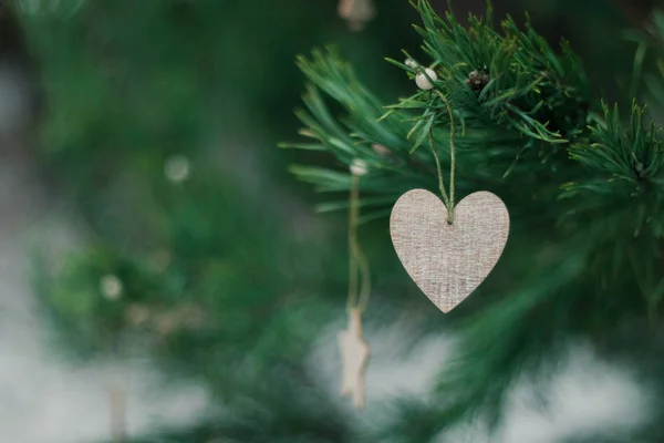 Luminoso sfondo natalizio festivo, albero di conifere decorato con semplici decorazioni natalizie con luce bokeh brillante dalla ghirlanda — Foto Stock