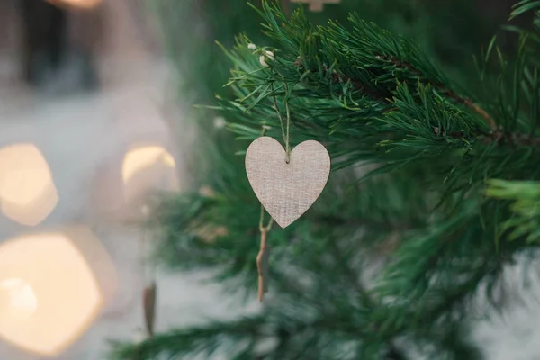 Parlak Noel şenlik arka planı, kozalaklı ağaç, basit Noel süslemeleriyle süslenmiş, çelenkten parlak bokeh ışığı. — Stok fotoğraf