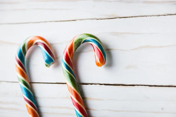 Lollipops festives colorées sur fond en bois blanc vue de dessus sélective — Photo