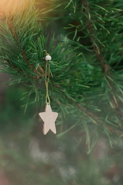 Яркий рождественский праздничный фон, хвойная елка украшена простыми рождественскими украшениями с ярким боке света из гирлянды — стоковое фото