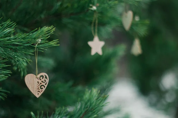 Parlak Noel şenlik arka planı, kozalaklı ağaç, basit Noel süslemeleriyle süslenmiş, çelenkten parlak bokeh ışığı. — Stok fotoğraf