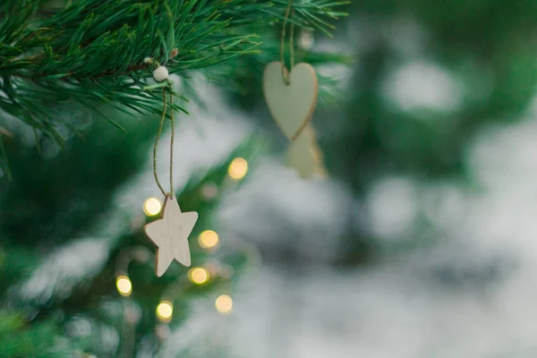 Parlak Noel şenlik arka planı, kozalaklı ağaç, basit Noel süslemeleriyle süslenmiş, çelenkten parlak bokeh ışığı. — Stok fotoğraf