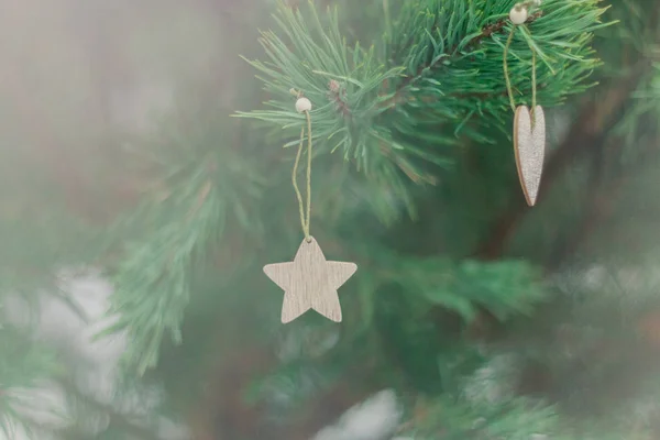 Luminoso sfondo natalizio sfocato festivo, albero di conifere decorato con semplici decorazioni natalizie con luce bokeh brillante dalla ghirlanda — Foto Stock
