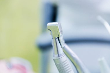 Stomatolojik alet çantası. Yakın çekim yüksek teknoloji dişçi ekipmanları