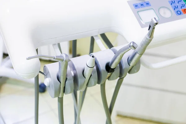 Zestaw narzędzi stomatologicznych. Zbliżenie high-tech Sprzęt dentystyczny — Zdjęcie stockowe