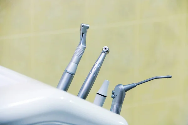 Zestaw narzędzi stomatologicznych. Zbliżenie high-tech Sprzęt dentystyczny — Zdjęcie stockowe
