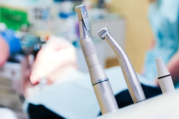 Zestaw narzędzi stomatologicznych. Zbliżenie high-tech sprzętu dentystycznego. Leczenie stomatologiczne u dentysty, klienta siedzącego na krześle dentystycznym — Zdjęcie stockowe