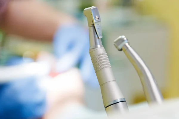 Zestaw narzędzi stomatologicznych. Zbliżenie high-tech sprzętu dentystycznego. Leczenie stomatologiczne u dentysty, klienta siedzącego na krześle dentystycznym — Zdjęcie stockowe