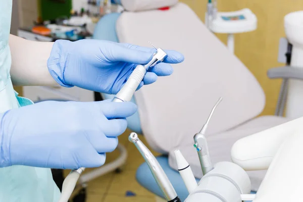 Instrument stomatologiczny w klinice dentystycznej. Lekarz bierze wiertarkę. — Zdjęcie stockowe
