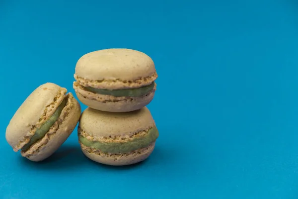 Pistachio Macaroons on turquoise background top, colorful macaroons, selective focus — Stock Photo, Image