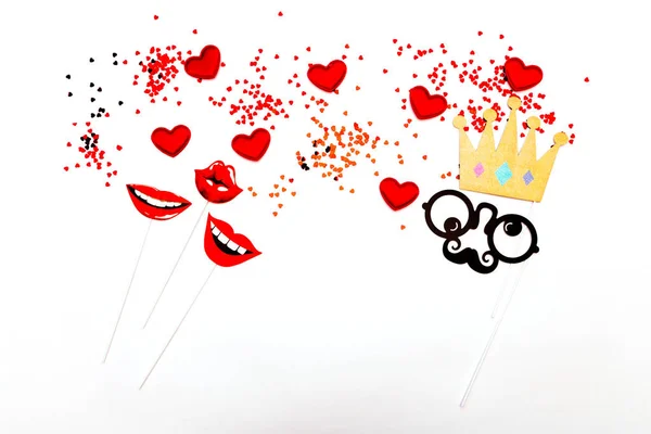 Soporte de fotos de papel falso aplanado: labios de corona, bigote y corazones copyspace fondo blanco para la tarjeta de felicitación del día de San Valentín — Foto de Stock