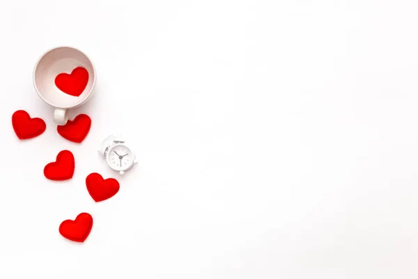 Top view of a white coffee Cup with a heart and white alarm clock on a white background. Greeting card for Valentine's Day — Stock Photo, Image