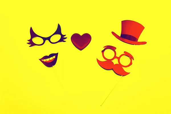 Flatlay sopraelevata carta foto stand puntelli cappello baffi occhiali labbra cuore giallo sfondo copyspace per San Valentino biglietto di auguri. Tinta — Foto Stock