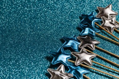 Parlak pastel mavi bir arka planda yıldızlar. Yukarıdan manzara. Minimalizm. Seçici odak