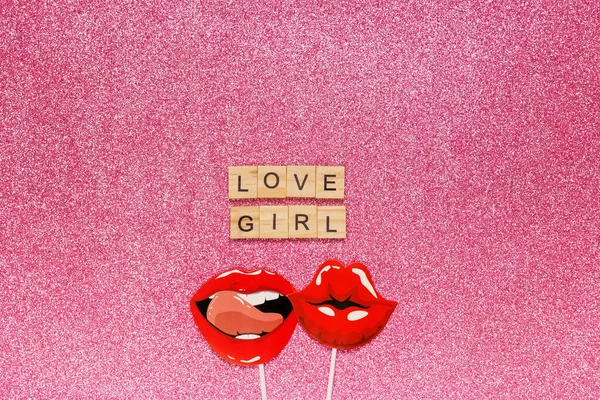 Conceito de relacionamento entre as mulheres, flatlay sobrecarga superior foto stand adereços lábios letra amor meninas no rosa brilhante fundo espaço de cópia — Fotografia de Stock