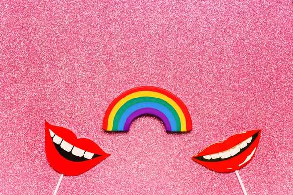 Concetto di relazione tra le donne, flatlay falso supporto fotografico puntelli labbra arcobaleno rosa lucido spazio copia di sfondo — Foto Stock